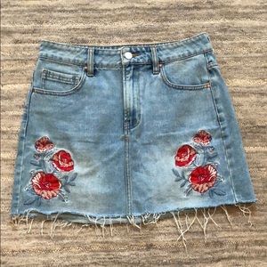 Jean skirt with flower embroidery
